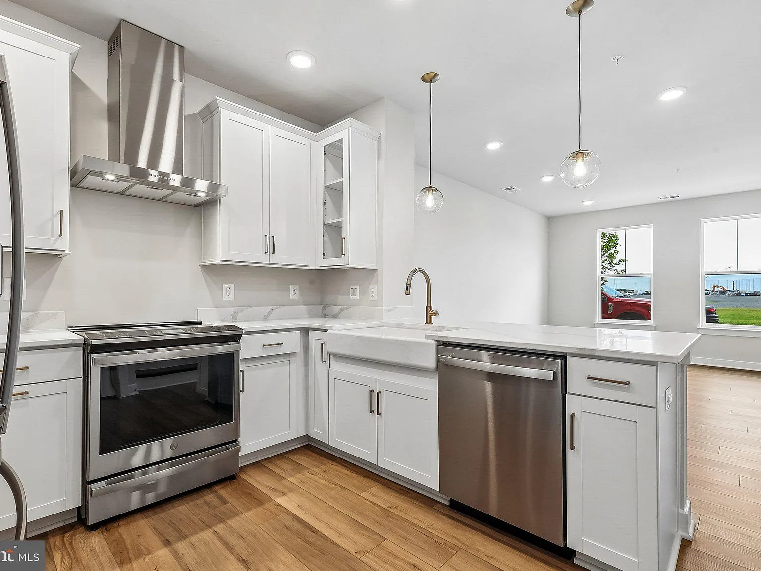 3 bed, 2.5 bath, 1639 sqft, $3,350 — Photo 4