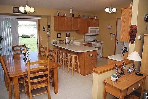 Eat-in Kitch/Dining with Patio Access