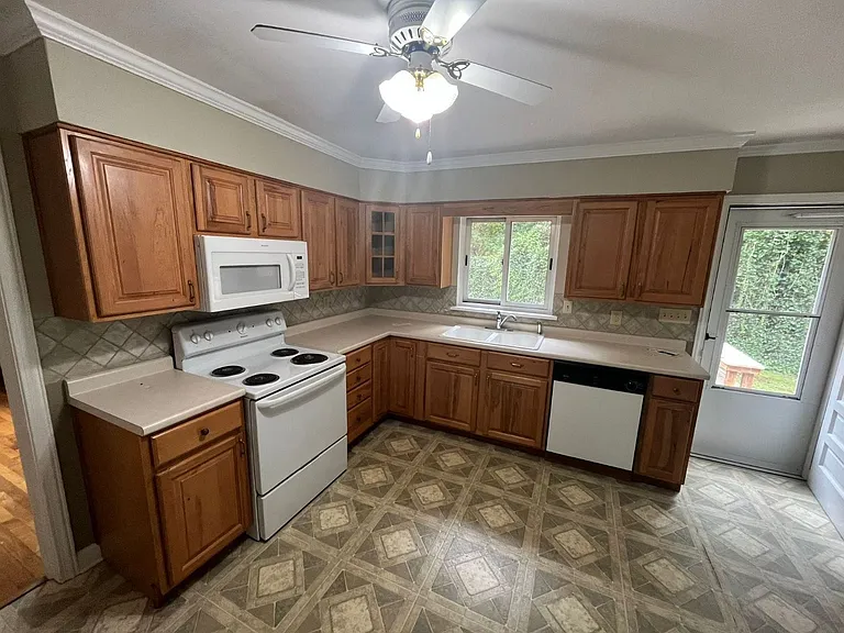 97 Appletree St — Photo 3