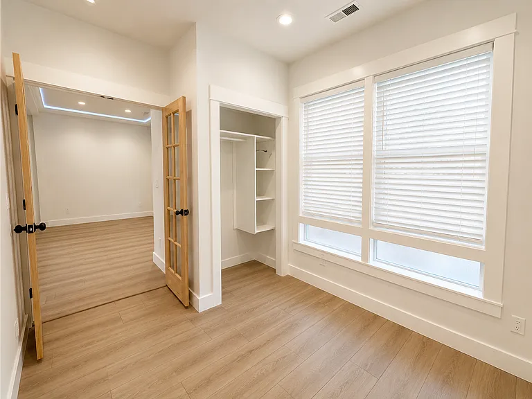 5910 NE 60th Ave — Photo 13