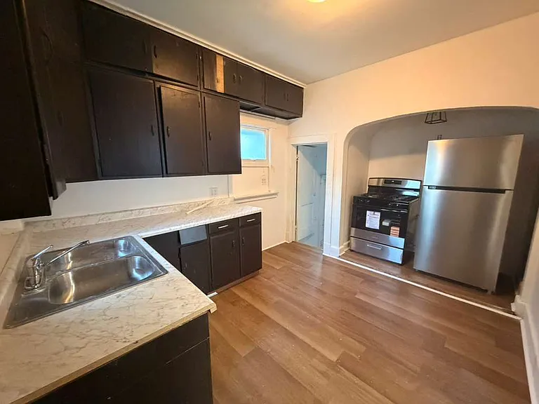 238 E Pearl St — Photo 4