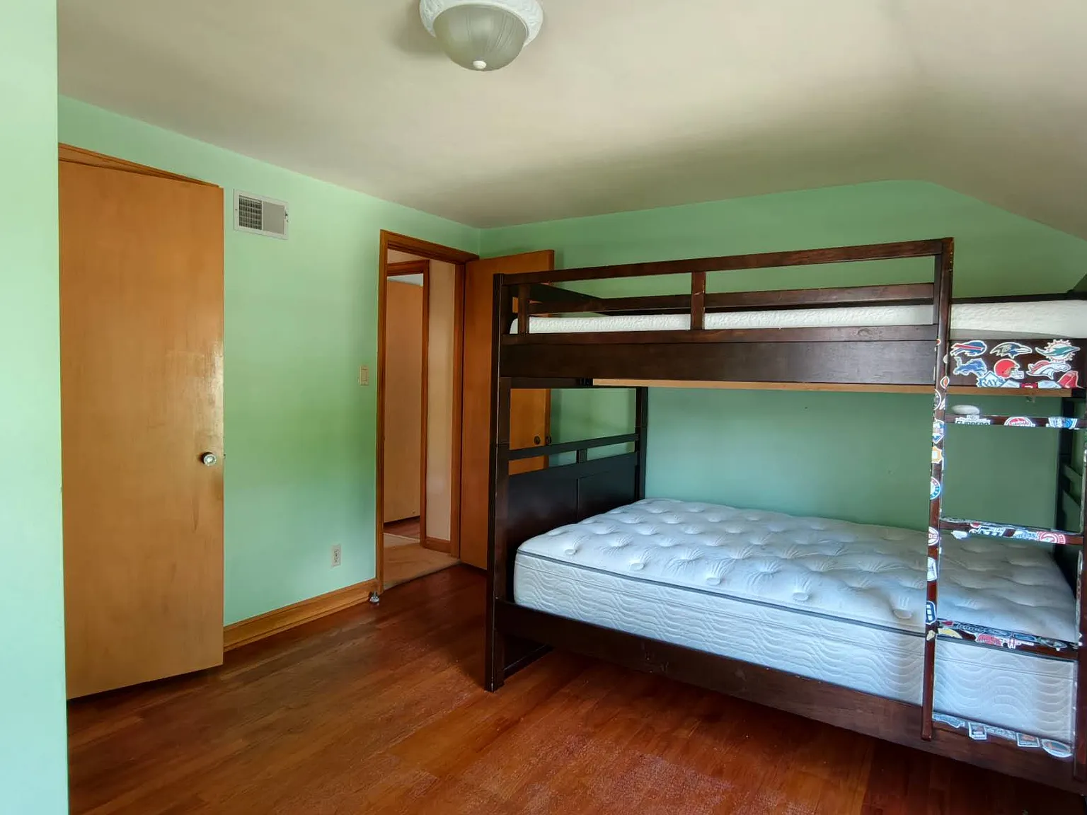 3 bed, 1.5 bath, 1800 sqft, $3,100 — Photo 2