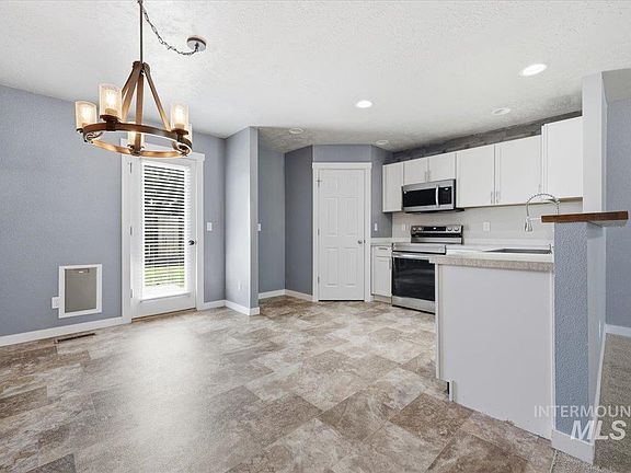 4th image of 17658 Mountain Springs Ave
