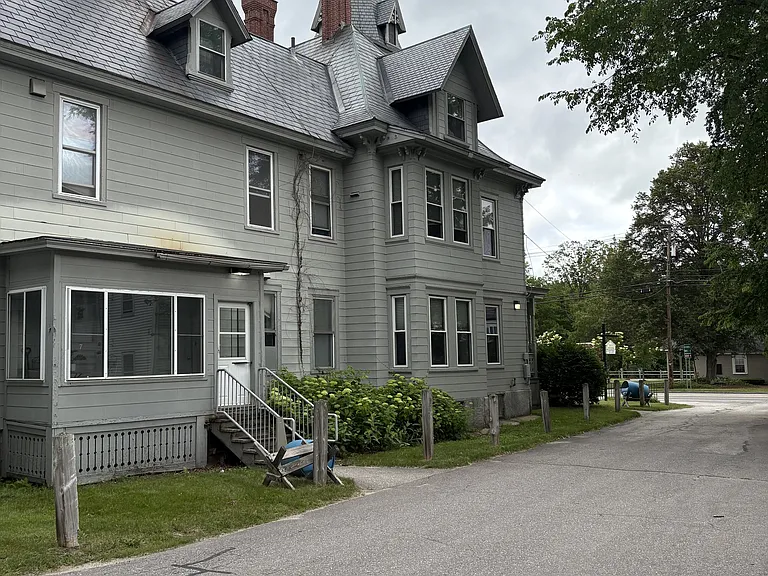 879-881 Main St — Photo 2