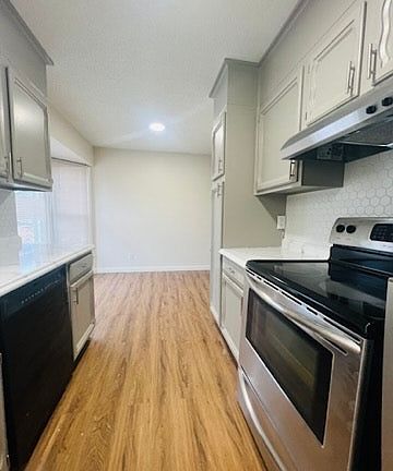 3rd image of 7905 E 93rd Ter