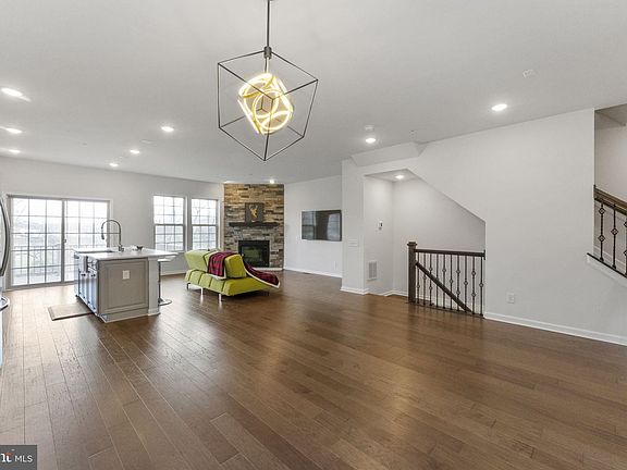 4th image of 703 Keating Dr