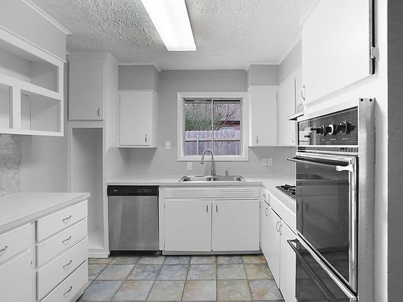4th image of 1015 Paris St
