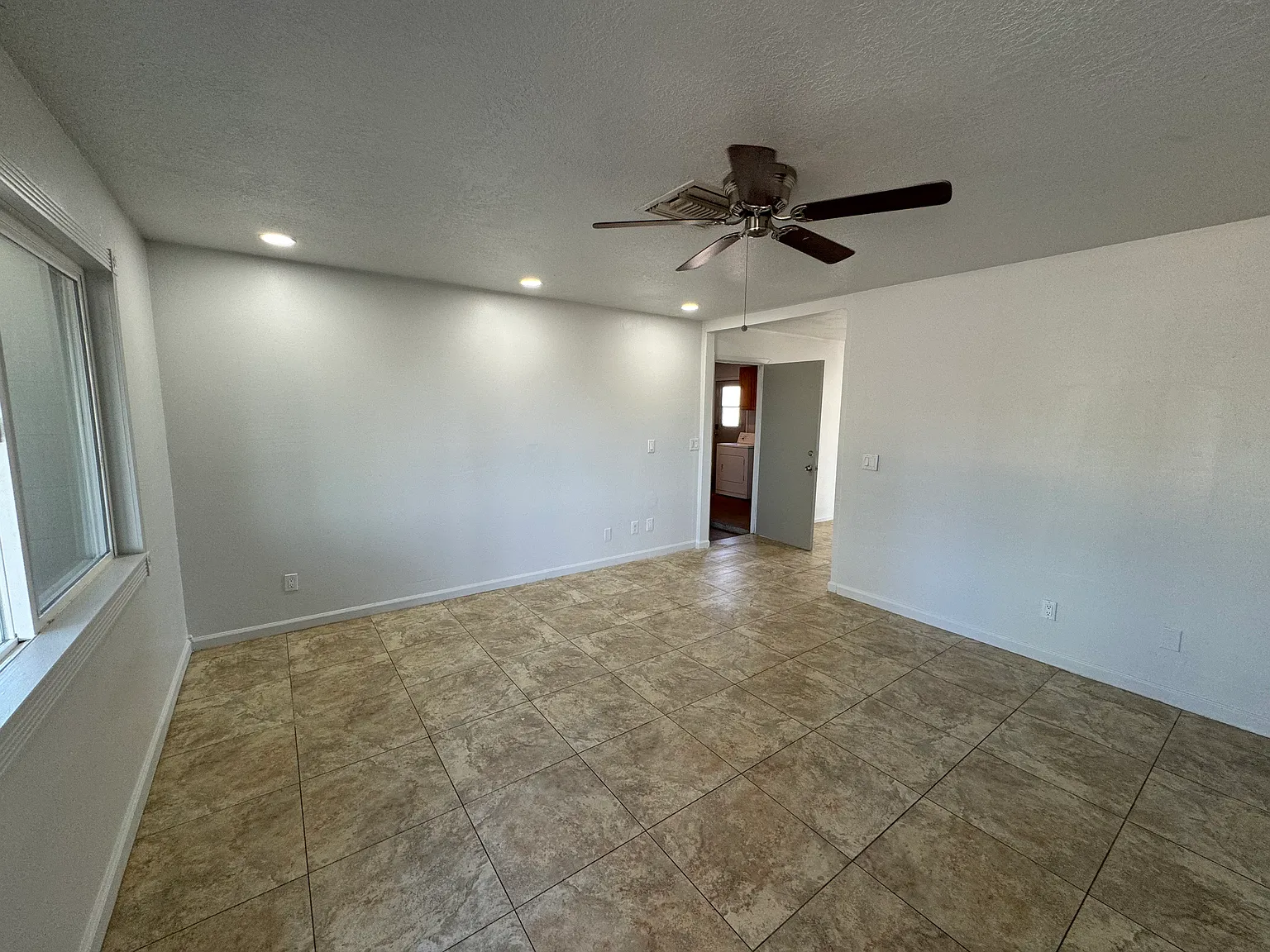 1435 W Tonopah Drive — Photo 2
