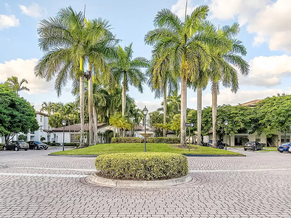 Our community is located in the heart of Pembroke Pines, minutes from the area's best restaurants, retailers and entertainment venues