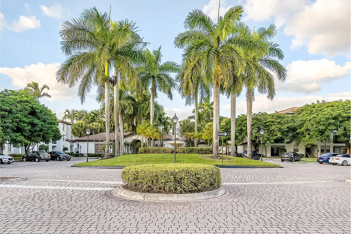 Our community is located in the heart of Pembroke Pines, minutes from the area's best restaurants, retailers and entertainment venues - Windsor Pembroke Pines