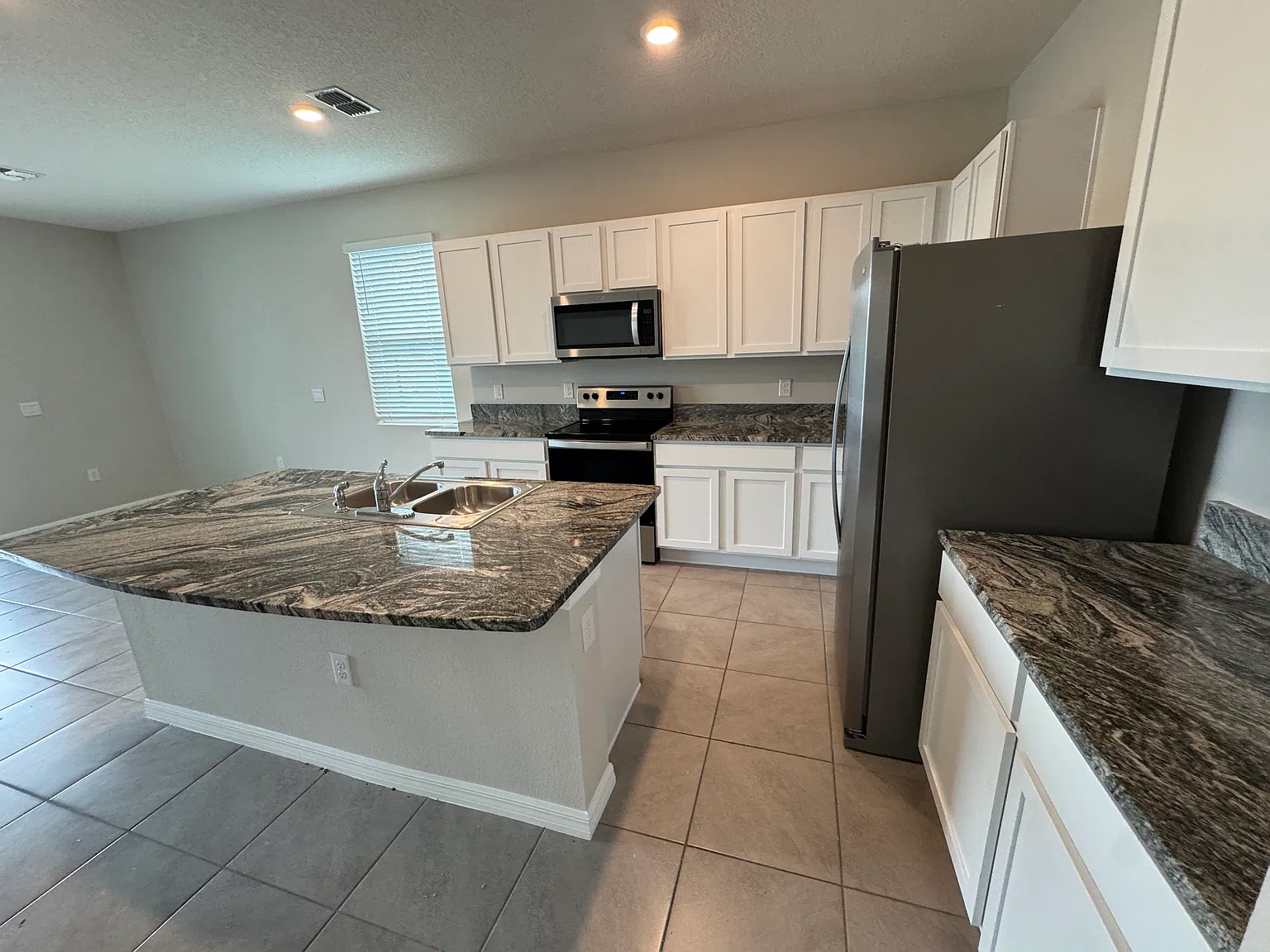 Unfurnished 3 Beds 2 Baths In Wildwood — Photo 4