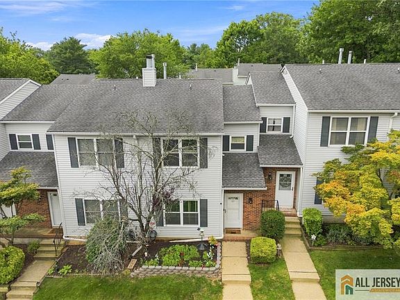 4th image of 60 Hickory Ct