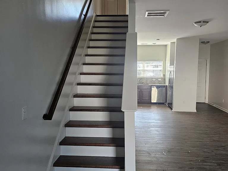 121 Summerland Dr — Photo 5