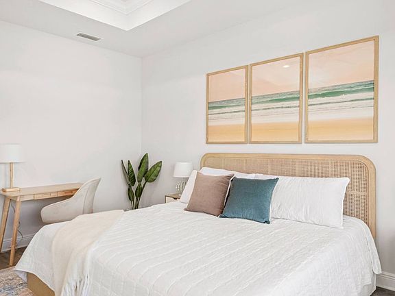 Owners suite - K bed, luxury linens
