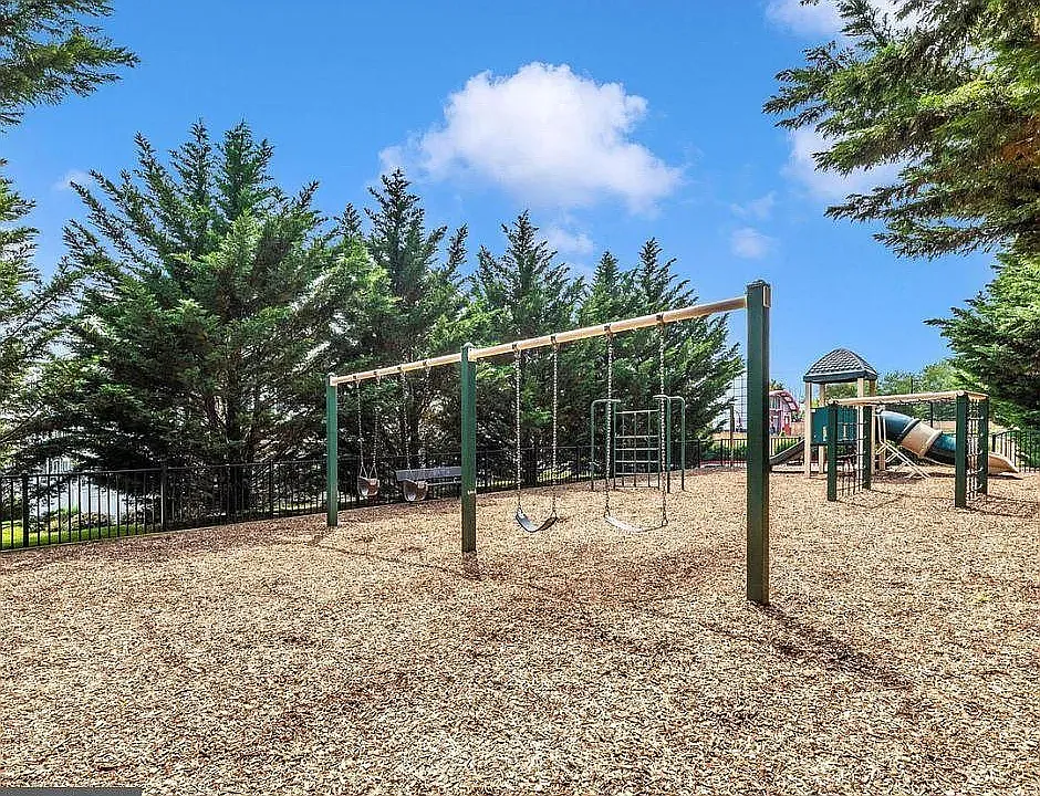 3 bed, 2.5 bath, 1680 sqft, $2,600 — Photo 2
