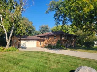 3701 Oakwood Dr, Cottage Grove, WI 53527