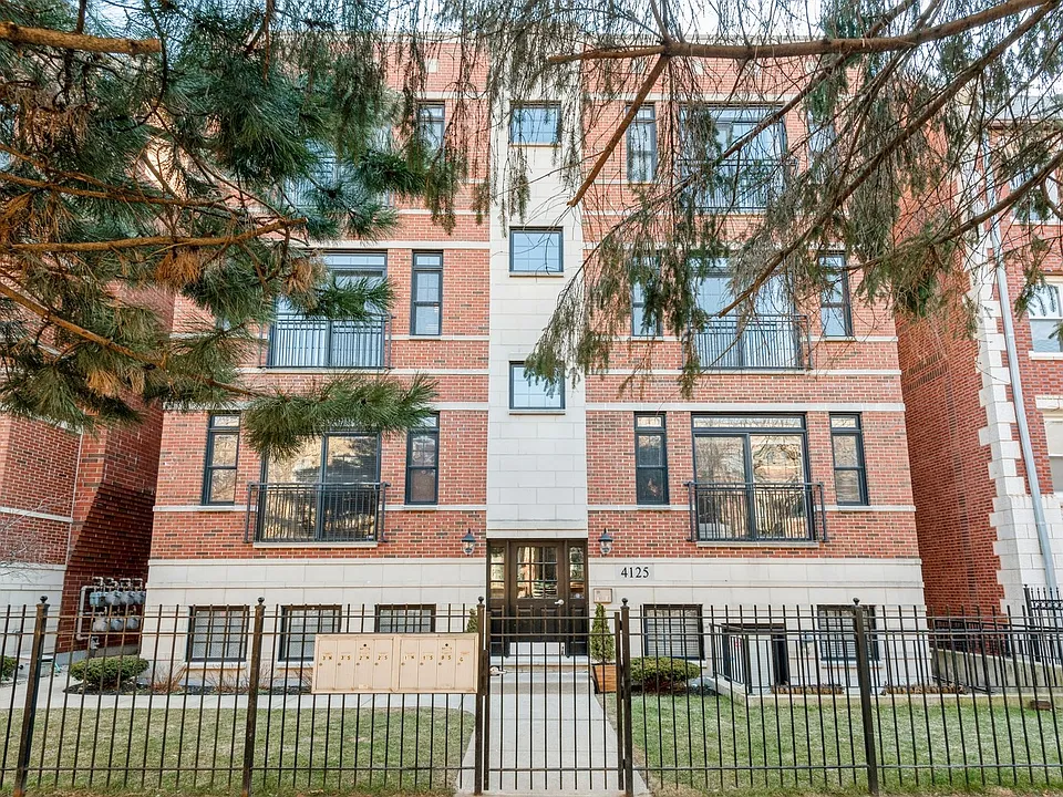 All brick 2004 construction gated home