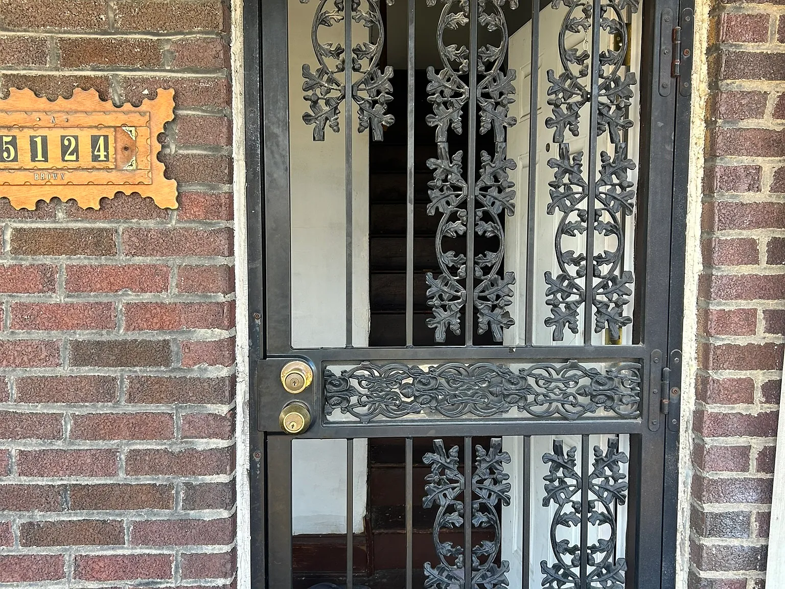 4 bed, 2500 sqft, $975 — Photo 2