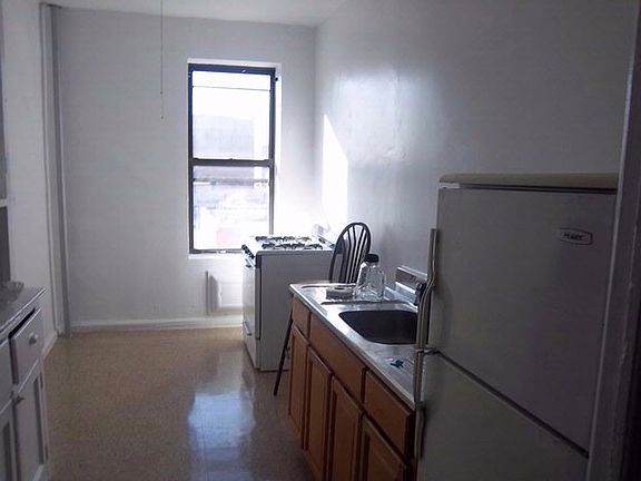5th image of 823 E 147th St APT 24