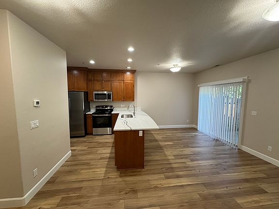 4th image of 211 Silver St APT D