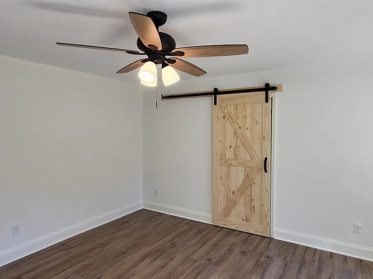 110 Eastlake Dr — Photo 23