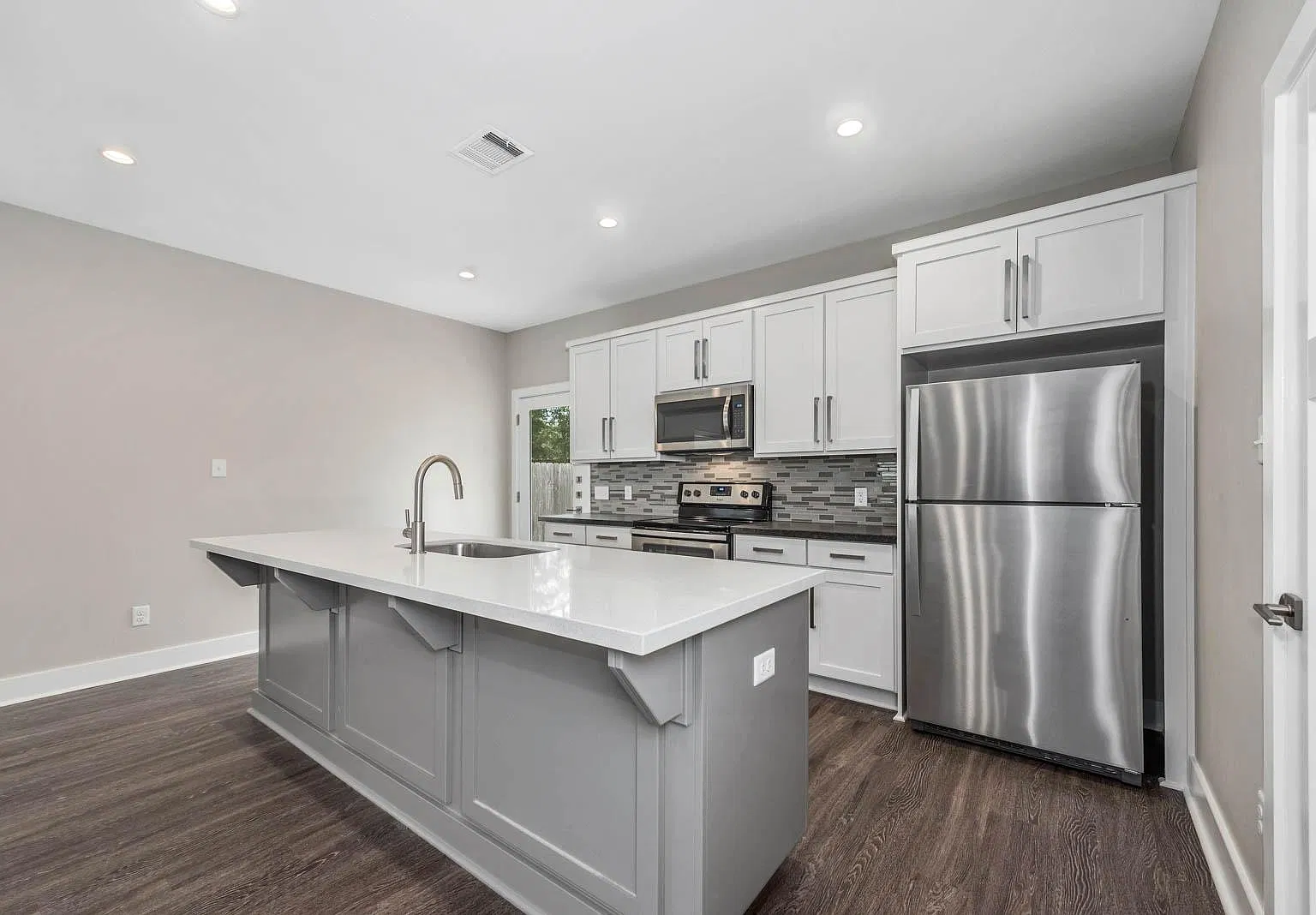 4 bed, 4.5 bath, 2150 sqft, $3,600 — Photo 3