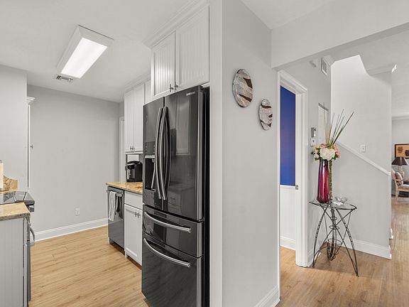 4th image of 219 Park Shores Cir APT B