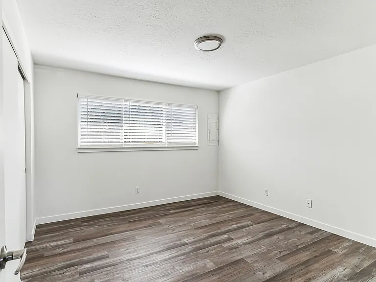 Midland Apartments — Photo 28