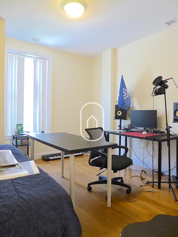 3 bed, 999 sqft, $4,700 — Photo 4