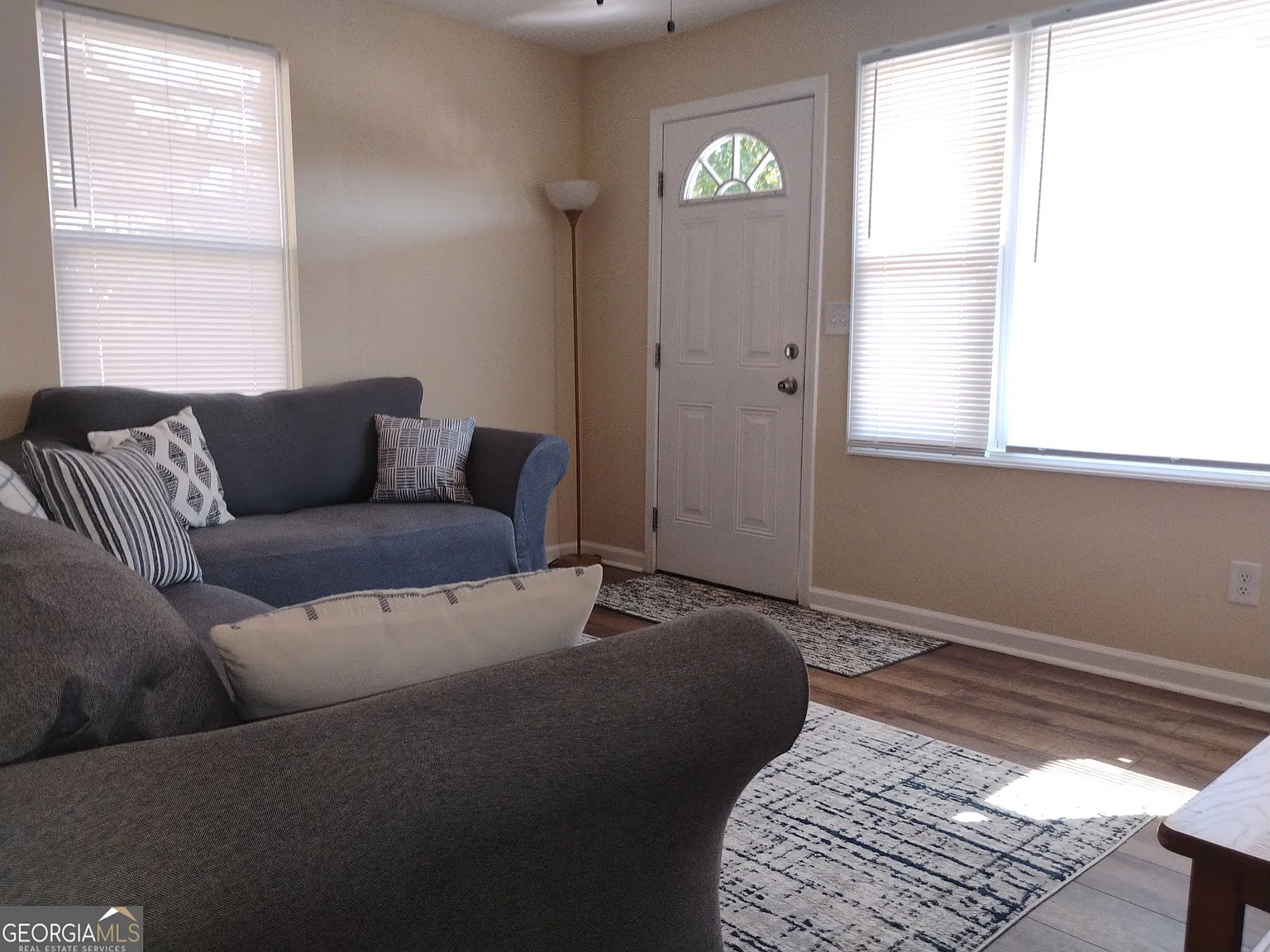 3 bed, 1.0 bath, 930 sqft, $1,300 — Photo 3