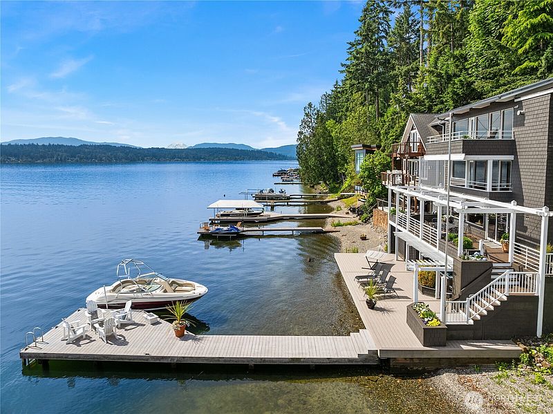 3rd image of 2240 W Lake Sammamish Pkwy NE