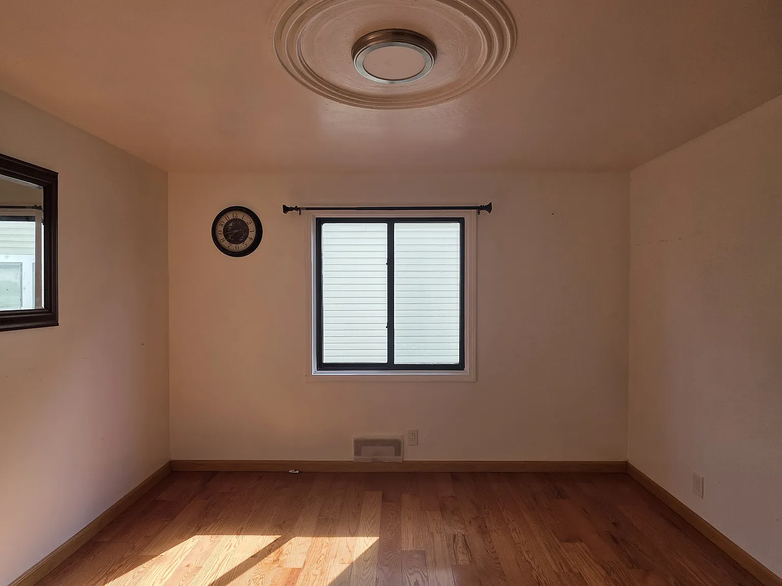 3 bed, 1100 sqft, $1,200 — Photo 1