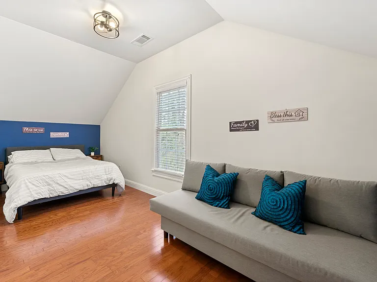 3410 Burdett Ct — Photo 17
