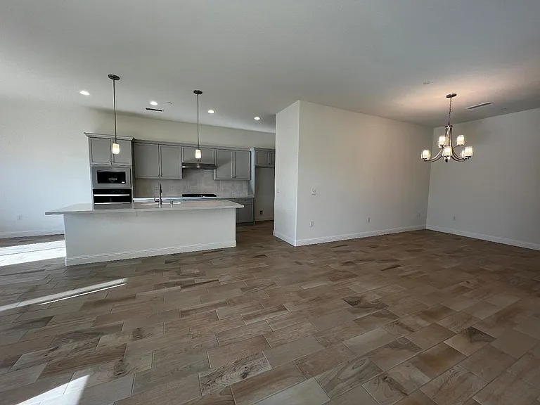 2112 Daffodil St — Photo 5