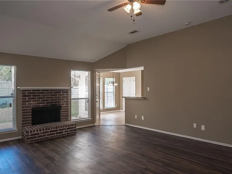 1512 Manitoba Ln — Photo 6