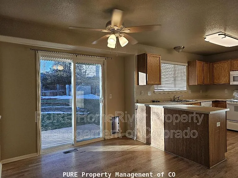 9394 Cove Creek Dr — Photo 7
