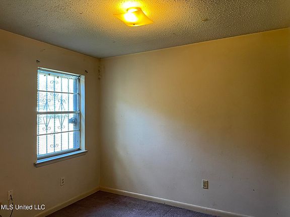 4th image of 801 Shirley Dr