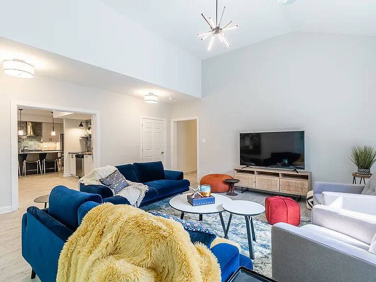 240 Blackburn Ave — Photo 37
