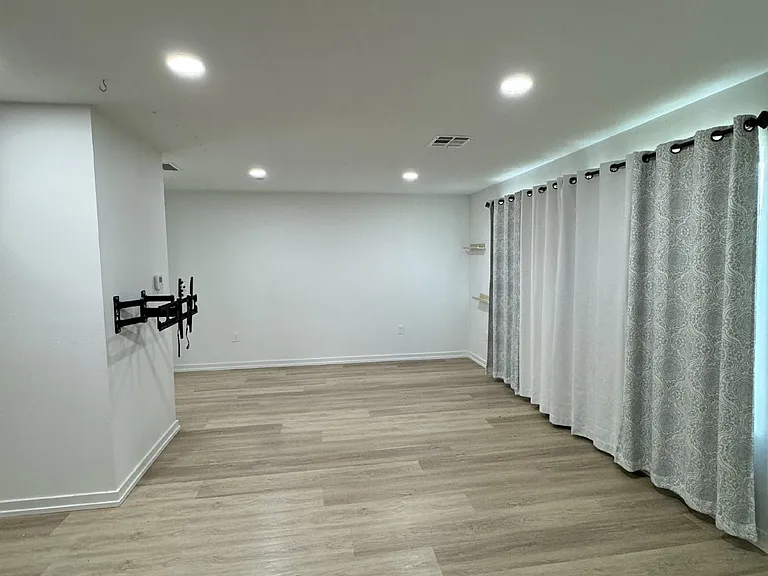 700 Hines Ave — Photo 12