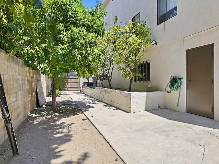 4247 Matilija Ave #102 — Photo 43