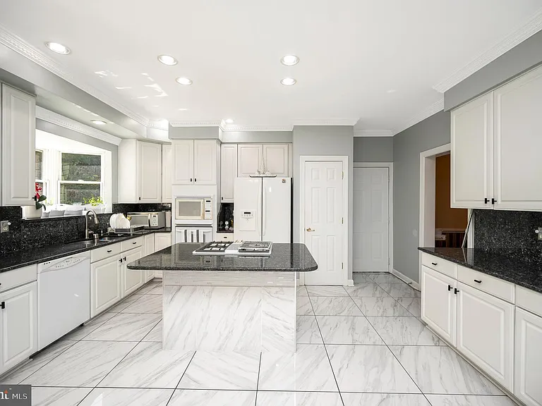 16005 Kings Mountain Rd — Photo 13
