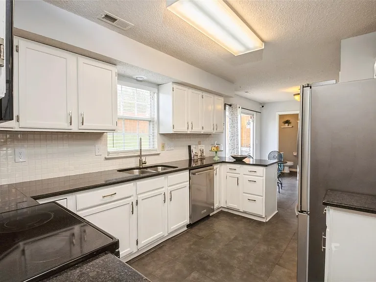 9430 Cantle Dr — Photo 5