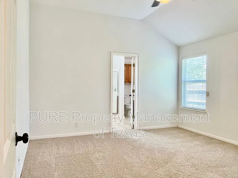 706 Stewart Dr — Photo 9