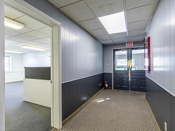 4th image of 400 N Main St