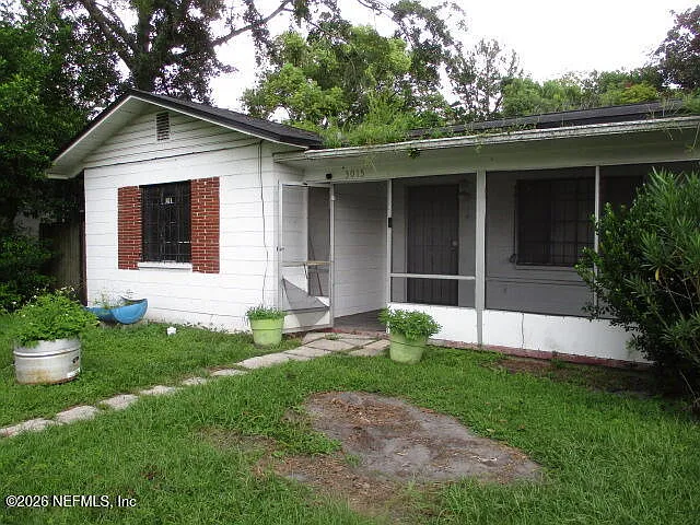 2 bed, 1.0 bath, 894 sqft, $1,050 — Photo 1