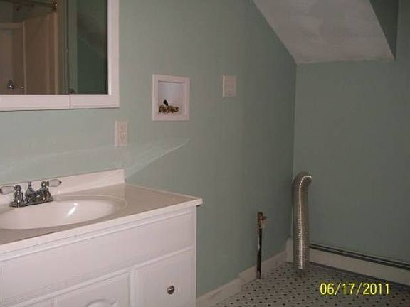 Full bathroom w/laundry