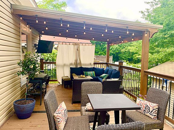 Back deck - covered pergola 