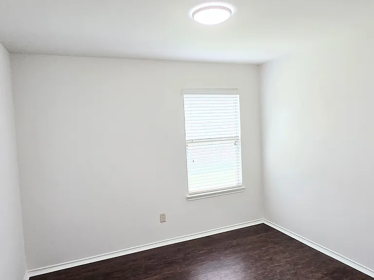 323 Vernon St — Photo 8