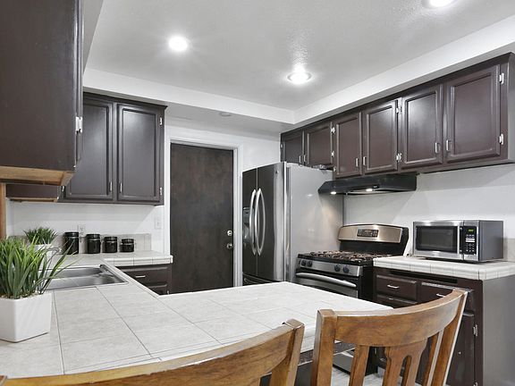 5th image of 1034 W Robin Dr