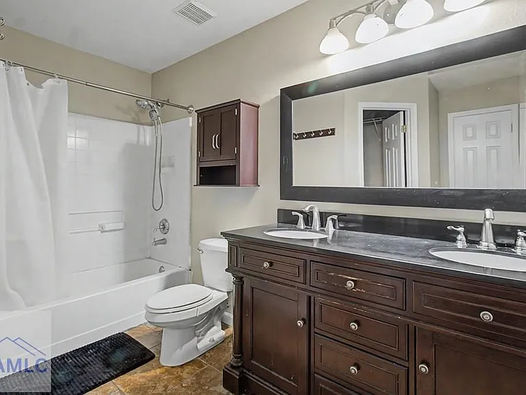 401 E Banks St — Photo 28